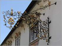 Bad Schussenried. Den Gasthof zur Linde im Ortsteil Steinhausen ziert ein schmuckes, schmiedeeisernes Wirtshausschild. 05.07.2015