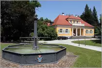 Wolfegg. Geb�ude und Brunnen am Maximilianplatz. 07.07.2015