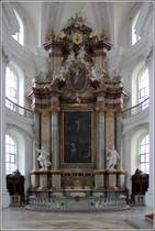 Weingarten. In der Basilika St. Martin befindet sich beim Kreuzigungsaltar der Zugang zur Welfengruft. 08.07.2015