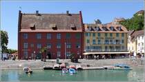 Meersburg. Die Seepromenade fhrt auch an diesen Gebuden am Hafen entlang. 10.07.2015
