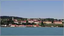 Meersburg. Vom Bodensee bietet sich ein pr�chtiges Panorama des Ortes. 10.07.2015