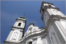 Bad Waldsee. Die Trme der Stiftskirche St. Peter sind ber Eck angeordnet. 05.07.2015