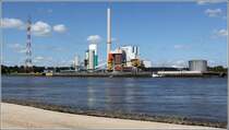Bremen. Blick zum Kraftwerk Farge vom Strand der Juliusplate in Berne. 21.07.2015