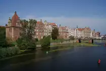 Das Ufer der Stara Motlawa in Gdansk mit Kuhtor, Gr�nem Tor und Krantor (13.09.2014)