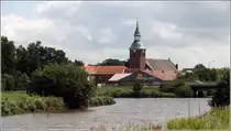 Bar�el. Vom Bar�eler Hafen geht hier der Blick hin�ber zur kath. Kirche St. Cosmas und Damian. 21.07.2015
