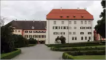 Altshausen. Hinter dem alten Schloss, das im 15. Jahrhundert auf den Resten einer �lteren Burg errichtet wurde, ist das neue Schloss aus dem 17. Jahrhundert zu sehen. 08.07.2015