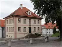 Altshausen. Das ehemalige Kavaliershaus beherbergt heute den Gemeindeverwaltungsverband Altshausen. 08.07.2015