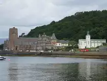 Oban, St. Columbas Kathedrale, Granitbau nach Pl�nen von Sir Gilles Scott, daneben das Alexandra Hotel (05.07.2015)