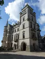 Golspie, Dunrobin Castle, erbaut Ende des 13. Jahrhundert, Turm um 1400, nach Brand 1915 Wiederaufbau bis 1919 durch Architekt Sir James Barrie, bis 1963 Wohnsitz der Herz�ge von Sutherland (06.07.2015)