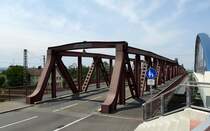 Weil am Rhein, die Friedensbrcke berspannt die Gleisanlagen der Bundesbahn, die Stahlfachwerkbrcke fr den Straenverkehr wurde 1908 eingeweiht, Juni 2015