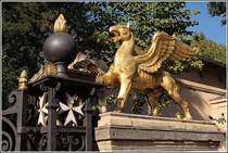 Zwei dieser Fabeltiere bewachen den Eingang zum Schloss Glienicke. 24.09.2007