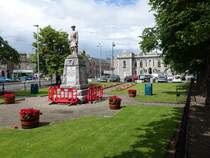 Inverurie, Market Place mit Rathaus und Kriegerdenkmal (07.07.2015)