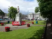 Inverurie, Market Place mit Rathaus und Kriegerdenkmal (07.07.2015)