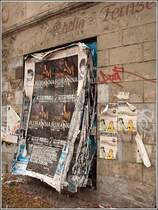 Bewohnt wird dieses Gebude nicht mehr. Aber auch die zwischenzeitliche Nutzung blttert stark ab. Gesehen am 26.09.2007 in der Potsdamer Innenstadt. Bei der Zuordnung zur Galerie Tristesse der Stadt bin ich mir allerdings nicht sicher, weil auch ein optischer Reiz von diesem Bild ausgeht.