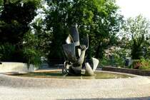 Laufenburg, moderne Brunnenanlage am Rheinufer, Juli 2015