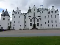 Blair Castle, Cummings Tower von 1269, das heutige Schloss schuf der Architekt David Bryce 1868 (08.07.2015)
