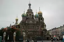 Die Auferstehungskirche, auch als Blutkirche, Erl�serkirche und Bluterl�ser-Kirche (russisch Спас на крови) bekannt, ist eine Kathedrale in Sankt Petersburg. Erbaut wurde sie von 1883 bis 1912 an der Stelle, an der Alexander II. einem Attentat zum Opfer fiel. Abgelichtet im September 2010