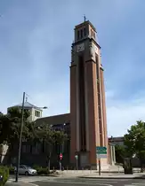 M�lhausen (Mulhouse), die katholische Kirche  St.-Jeanne d'Arc , eingeweiht 1954, Juni 2015