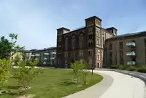 M�lhausen (Mulhouse), Zufahrt und Haupteingang der zum Wohngeb�ude umgebauten ehemaligen Kaiser-Wilhelms-Kaserne, Juni 2015 