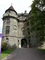 Falkland Palace, das Jagdschloss der Stuarts enstand von 1460 bis 1488 unter K�nig James III., Torhaus mit Rundt�rmen (09.07.2015)
