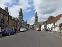 Falkland, H�user in der High Street mit Kirche (09.07.2015)