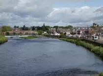 Dumfries, Aussicht auf die historische Altstadt und die Devorgilla Bridge �ber den Nith River (11.07.2015)