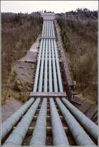 Zum Betrieb des 1924 erbauten Walchenseekraftwerks bei Kochel am See wird Wasser aus dem Walchensee heruntergelassen. Scan eines Dias vom Ende der 70er/Anfang der 80er Jahre des 20. Jahrhunderts.