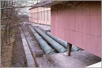 Die Rohre des Walchenseekraftwerks bei Kochel am See werden am unteren Ende in ein Turbinenhaus gefhrt. Scan eines Dias vom Ende der 70er/Anfang der 80er Jahre des 20. Jahrhunderts.