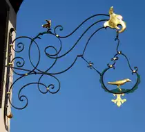 Sexau, Wirtshausschild des zur Zeit geschlossenen Gasthauses  Zur Lerche , Aug.2015