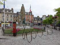 Fougeres, Monument aux Morts am Place Aristide Briand (12.07.2015)