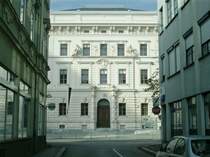 Das Landes- und Bezirksgericht Wels ist als mehrere Jahrhunderte altes Gebude natrlich auf  pomps  gebaut und vor vier Jahren renoviert worden. Unpassend ist jedoch, das es kaum einen Vorplatz hat, so bleibt einen der Blick auf die Front nur duch die dunkle Gasse - auch eine Art.