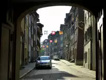 Laufenburg, Blick durch das Rhyt�rli (Rheint�r) in die Marktgasse, Juli 2015