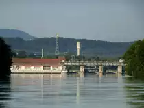 Laufenburg, Blick von der Stadt auf das rheinabw�rts liegende Wasserkraftwerk, Juli 2015