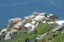 Atrani von Villa Cimbrone aus gesehen. Aufnahmedatum: 28. Juli 2011.