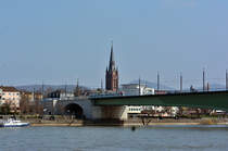 Kennedybrcke mit St. Josef-Kirche in Bonn-Beuel im Hintergrund - 09.04.2015