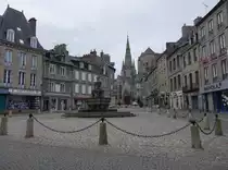 Guingamp, Place du Centre mit Brunnen La Plomee und Notre-Dame-du-Bon-Secours Kirche (14.07.2015)