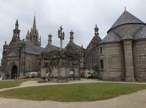 Guimiliau, Pfarrbezirk mit Kalvarienberg und St. Miliau Kirche, der Kalvarienberg entstand von 1581 bis 1588 und gilt mit seinen 200 Figuren als der zweitgrte in der Bretagne (14.07.2015)
