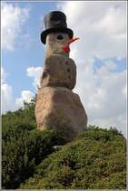 Varel.  Die Sintflut des Nordens – Die Eiszeit  heit diese Skluptur von Eckart Grenzer. Sie steht am Vareler Siel. Die drei Findlinge wiegen ca. 18 t und wurden auf eine Wurft gesetzt. Die Gesamthhe betrgt ca. 8 m.
Die Skulptur ist Teil des Sklupturenpfades Kunst am Deich, der am Jadebusen entlangfhrt.
27.08.2015