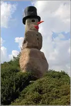 Varel.  Die Sintflut des Nordens – Die Eiszeit  hei�t diese Skluptur von Eckart Grenzer. Sie steht am Vareler Siel. Die drei Findlinge wiegen ca. 18 t und wurden auf eine Wurft gesetzt. Die Gesamth�he betr�gt ca. 8 m.
Die Skulptur ist Teil des Sklupturenpfades Kunst am Deich, der am Jadebusen entlangf�hrt.
27.08.2015