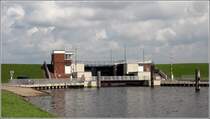Varel. Die Wilhelm-Kammann-Schleuse ist eine Sielschleuse im Deich am Jadebusen. Sie kann nur bei gleichem Wasserstand auendeichs im Jadebusen und binnendeichs im Vareler Tief fr die Schifffahrt geffnet werden. 28.08.2015