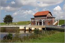 Varel. Das Siel regelt den Gewsserabfluss durch den Deich in den Jadebusen. 28.08.2015