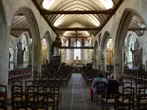 Lampaul-Guimiliau, Innenraum mit Alt�ren aus dem 17. Jahrhundert in der Pfarrkirche Notre-Dame (14.07.2015)