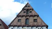 Giebel eines Hauses in der Grapenbie�erstra�e im Stadtzentrum von L�ndeburg (September 2012)