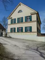 Hirschenhausen, ehem. Pfarrhaus in der Marienstra�e, zweigeschossiger Satteldachbau 
mit Gesimsgliederung, erbaut Mitte des 19. Jahrhundert (15.04.2015)