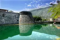 Der �kurda-Fluss mit Wallanlage an der Altstadt in Motor. Aufnahme: 4. Juli 2012.