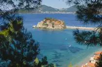 Ein kurzer Damm verbindet der kleine Inseldorf Sveti Stefan (Gemeinde Budva), deren Fl�che lediglich 1,46 Hektar umfasst, mit dem Festland. Aufnahmedatum: 27. juni 2012.