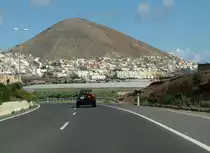 G�ldar mit dem Monta�a de G�ldar im Hintergrund. Aufnahme: Oktober 2009.