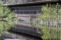 Wasserspiegelung bai Kokerei Zollverein in Essen. Aufnahme: Mai 2007.