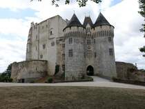 Nogent-le-Rotrou, Chateau Saint-Jean, Bergfried mit von Trmen flankiertem Festungswall, erbaut im 12. Jahrhundert, heute Musee du Perche (17.07.2015)