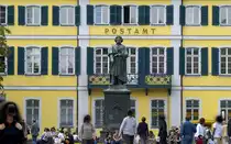 Postamt mit dem Beethoven-Denkmal in Bonn. Aufnahme: Mai 2007.